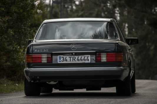 Plaque d'identification VIN gravée sur un véhicule automobile