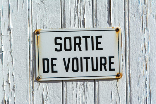 Véhicule sans permis avec plaque d'identification VIN visible sur le châssis