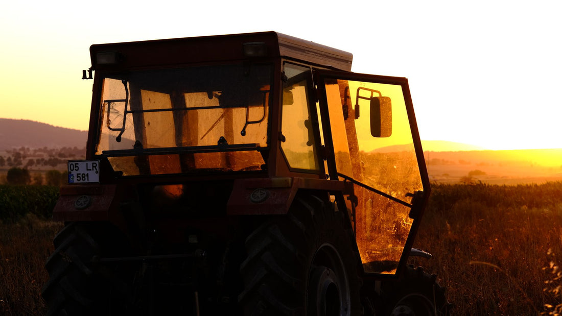 Plaque d'identification VIN sur un tracteur agricole moderne