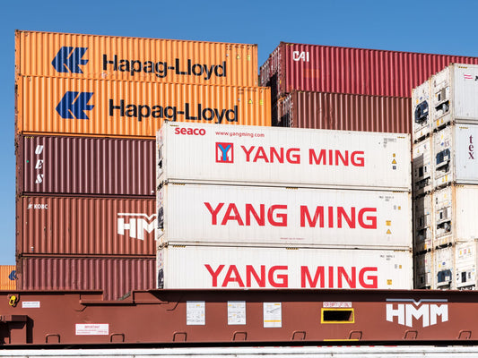 Véhicule en cours d'exportation dans un conteneur maritime avec documentation