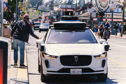 Véhicule autonome avec capteurs et système d'identification VIN intégré