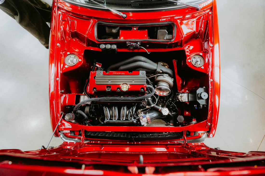 Atelier de transformation automobile avec véhicule en cours de modification technique