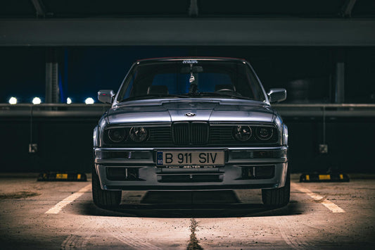 Plaque d'identification VIN métallique fixée sur un véhicule