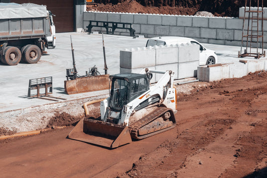 Engins de chantier avec plaque d'identification VIN sur site de travaux publics