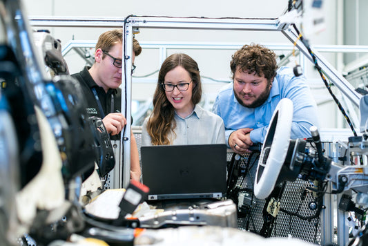 Véhicule prototype en phase de test dans un centre d'essai automobile