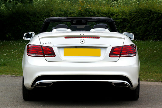 Plaque d'identification VIN gravée sur un véhicule automobile