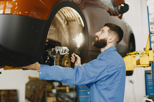 Expert automobile inspectant l'identification VIN d'un véhicule accidenté en atelier