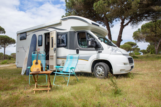 Plaque d'identification VIN sur un camping-car moderne garé dans un espace naturel